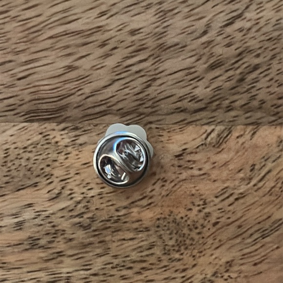 FREE!!! TINY FLOWER PIN - Picture 2 of 3